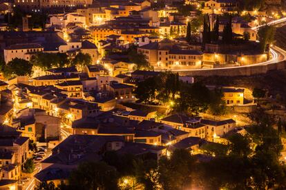 Imagen aérea del barrio de la judería de noche, en Toledo.