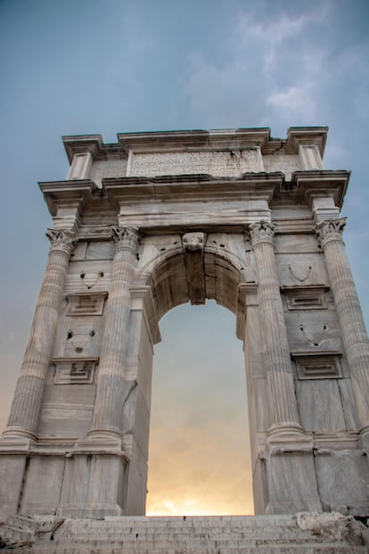 El arco de Trajan en Anne (Italia).