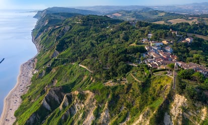 Una playa al lado de Mont San Bartolo, en la provincia italiana de Pésaro y Urbino.