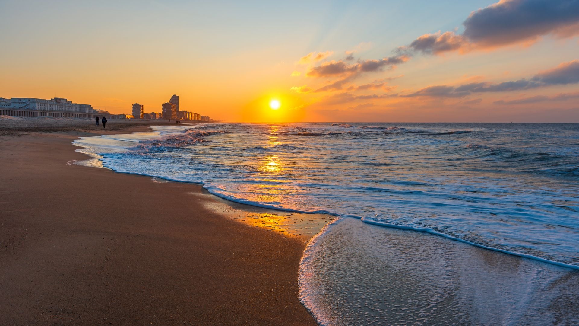 Puesta de sol en la playa de Ostend, Bélgica, en el Mar del Norte