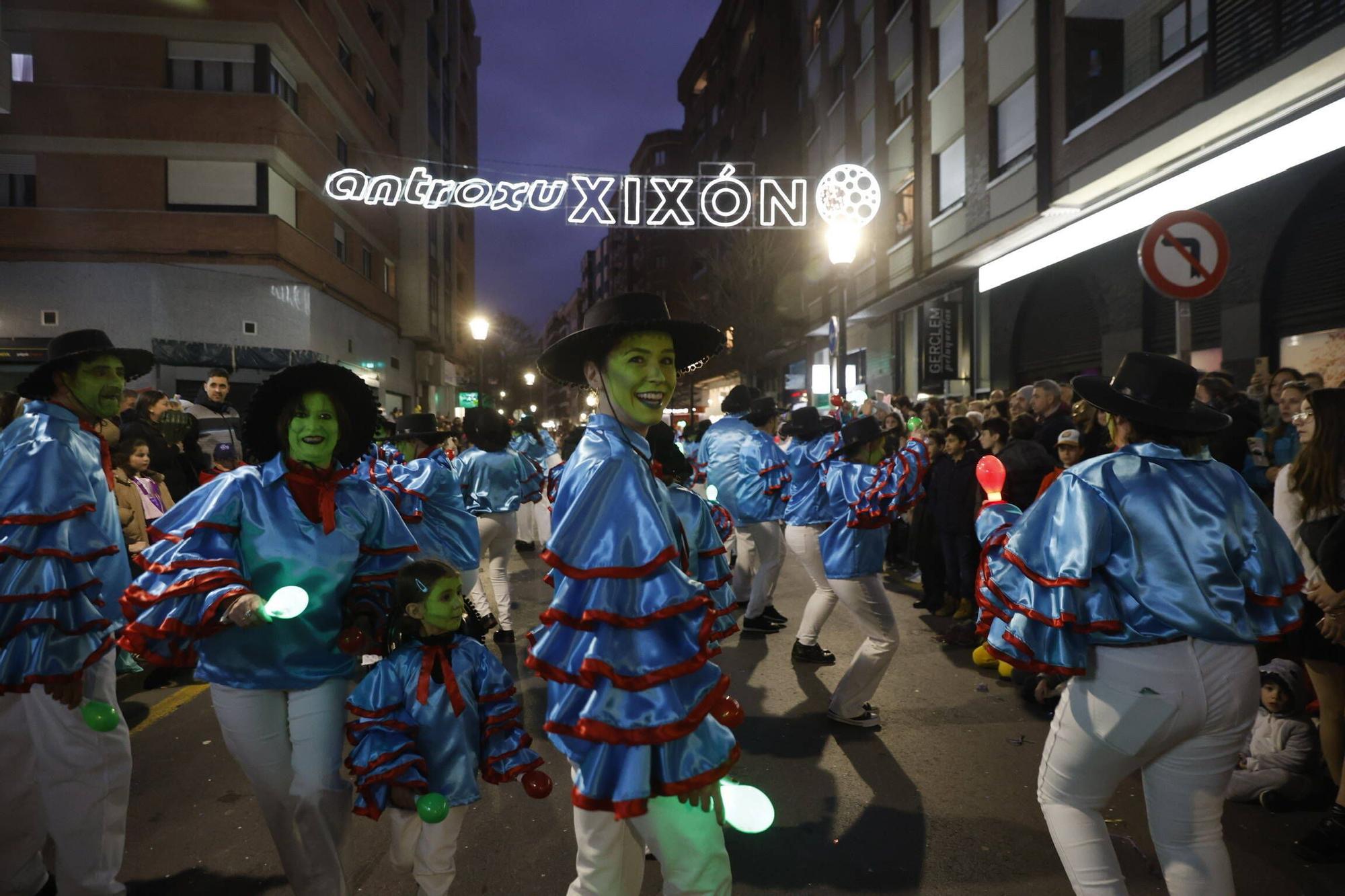 Así fue el multitudinario y espectacular desfile de Antroxu en Gijón (en imágenes)