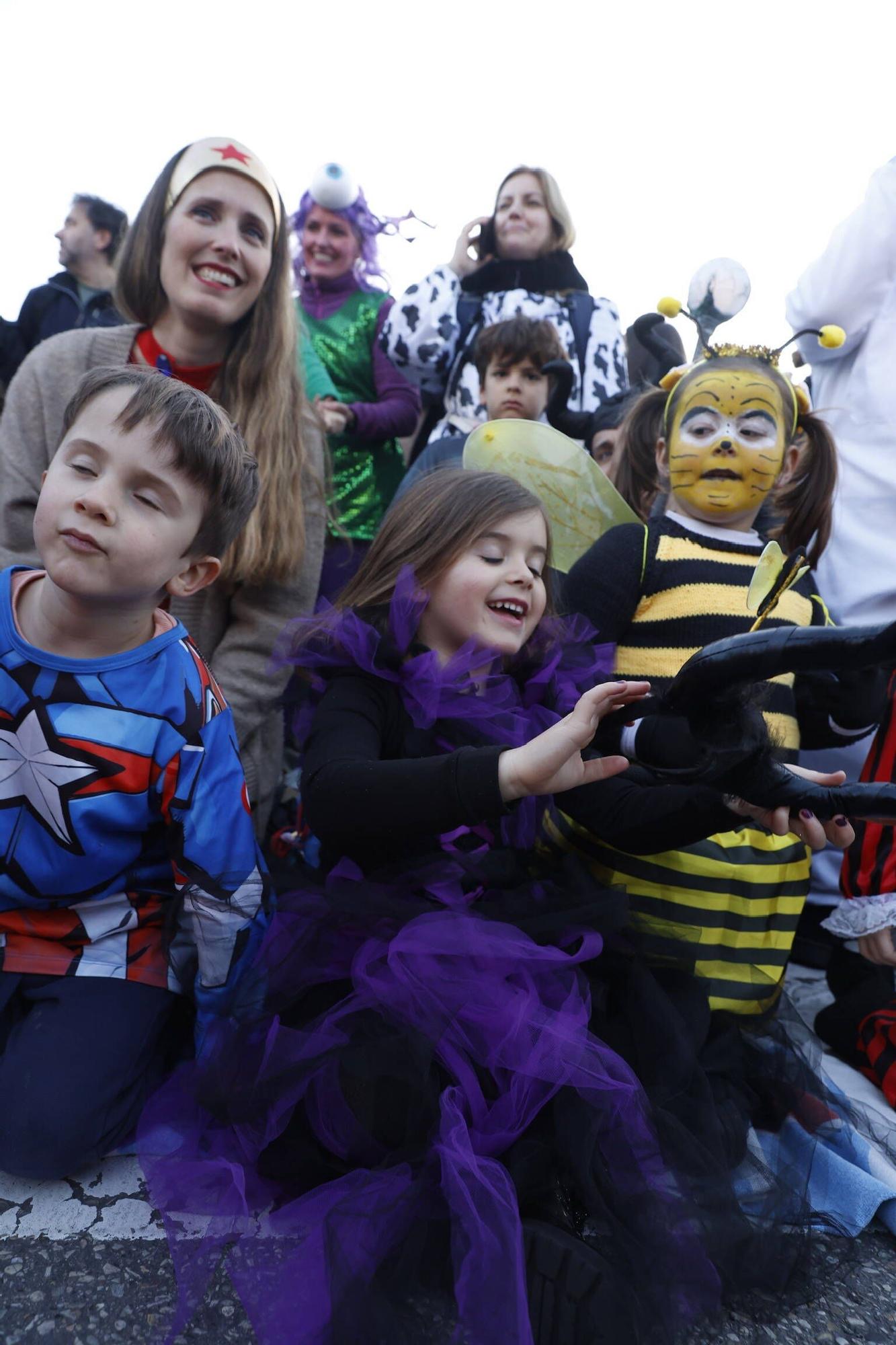 Así fue el multitudinario y espectacular desfile de Antroxu en Gijón (en imágenes)