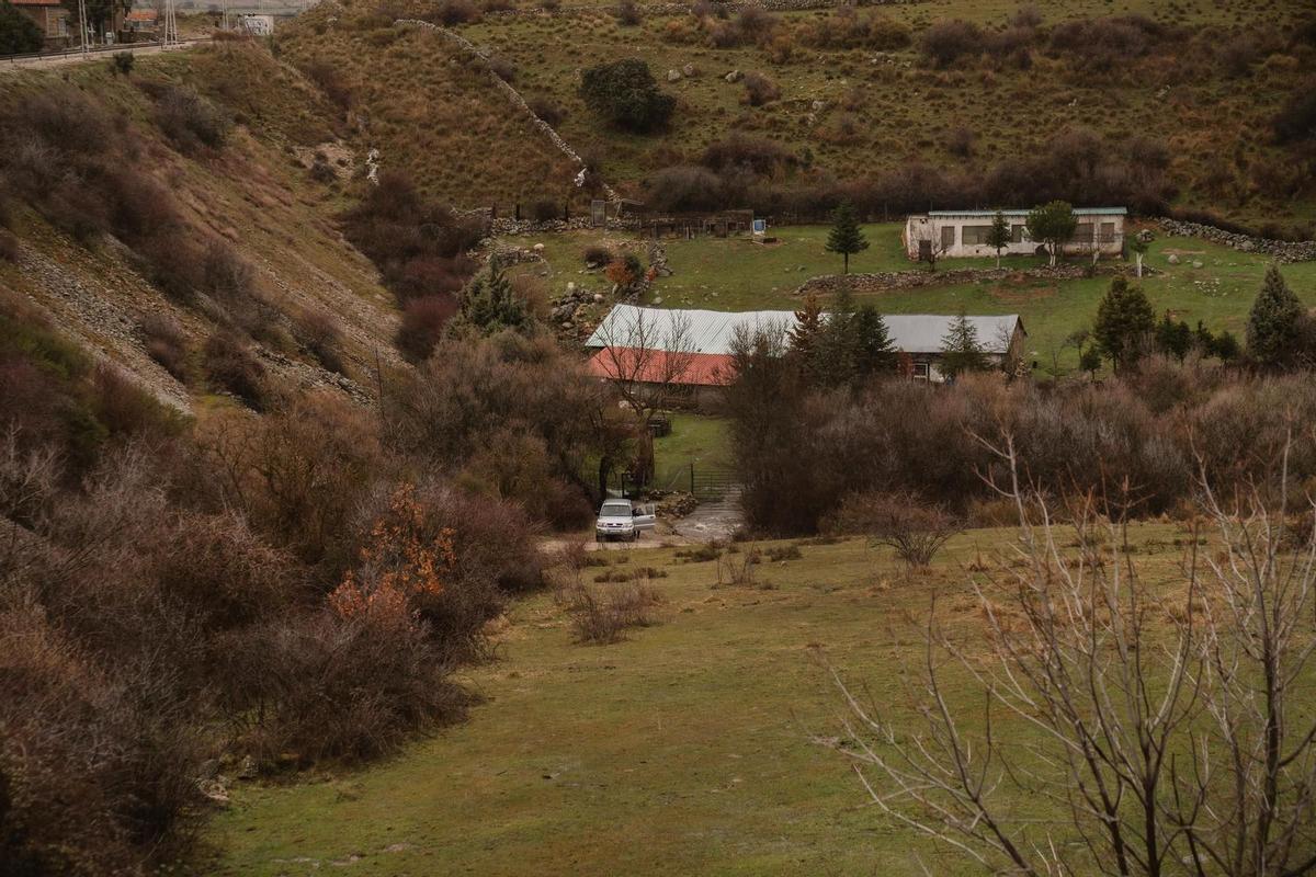 Vista de la garganta del río Moros, a su llegada al terraplén de la vía del tren, en el término municipal de La Estación de El Espinar.