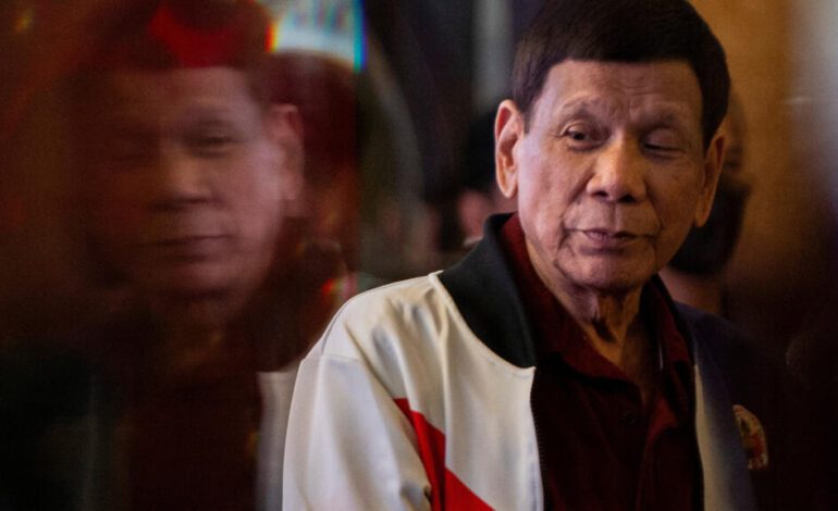 El expresidente filipino Rodrigo Duterte es detenido a su llegada a Manila tras una orden de la CPI