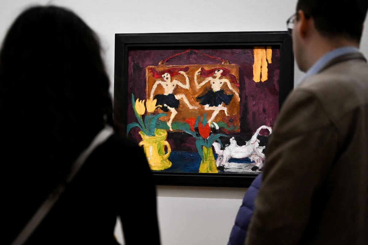 Visitantes observan «Naturaleza muerta con bailarinas» del pintor alemán Emil Nolde dentro de la colección permanente del Centre national d'art et de culture Georges-Pompidou (Centro Pompidou) en París el 8 de marzo de 2025.