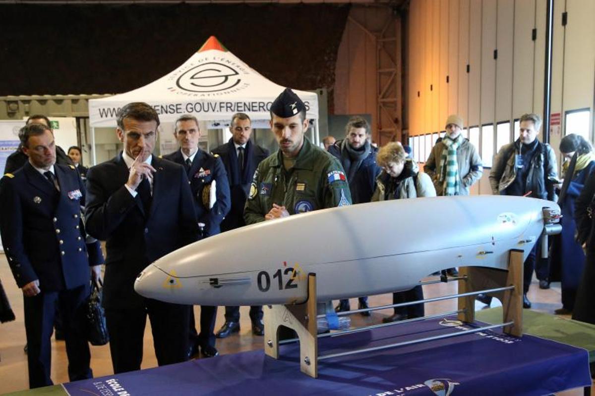 El presidente francés, Emmanuel Macron, observa un dron de nueva generación en una visita a la base aérea de Mont de Marsan, en enero de 2023