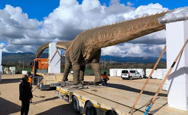 Los fabricantes de «Ruperta», la calabaza del «Un, dos, tres» crean un gigantesco dinosaurio para el MUJA