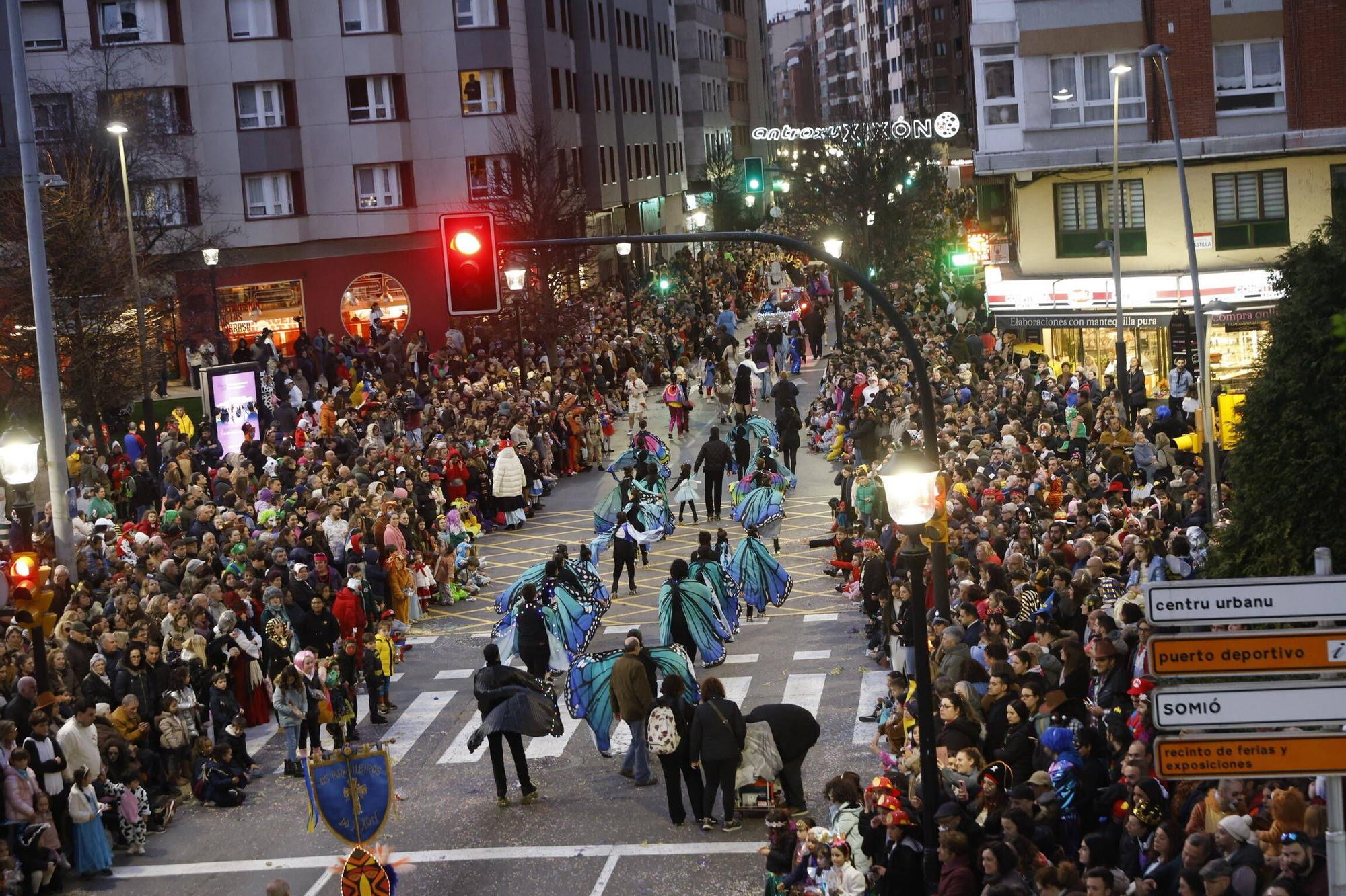 Así fue el multitudinario y espectacular desfile de Antroxu en Gijón (en imágenes)