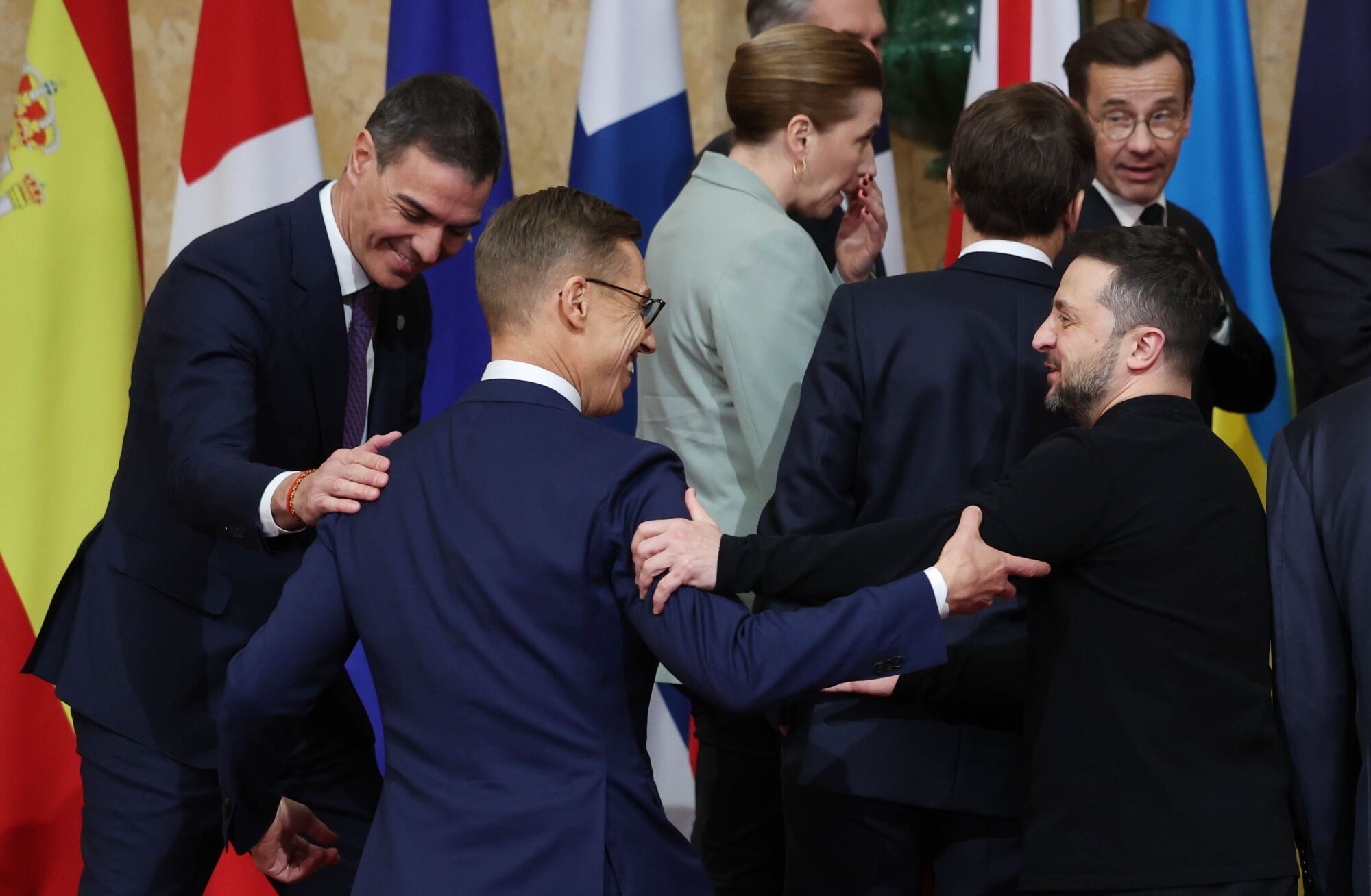 LONDON (United Kingdom), 02/03/2025.- (L-R, front) Spain's Prime Minister Pedro Sanchez, Finnish President Alexander Stubb, and Ukraine's President Volodymyr Zelensky (R) chat ahead of the plenary meeting during a summit on Ukraine, at Lancaster House in London, Britain, 02 March 2025. The British prime minister is hosting a summit of European leaders in London to discuss the ongoing war in Ukraine. (España, Ucrania, Reino Unido, Londres) EFE/EPA/NEIL HALL/POOL