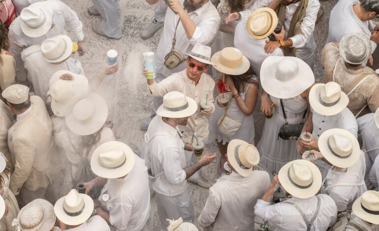 El Carnaval de Los Indianos: la fiesta palmera que tiñe de blanco su historia