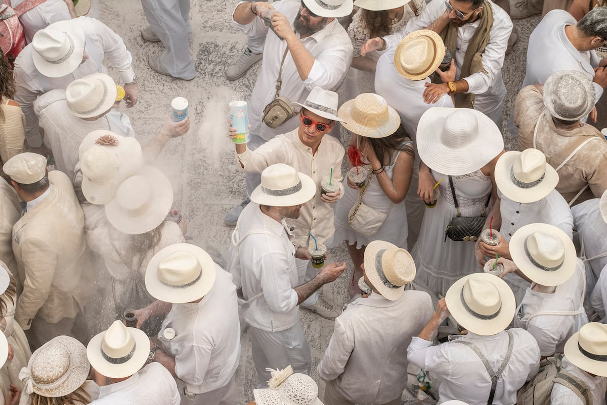 El Carnaval de Los Indianos: la fiesta palmera que tiñe de blanco su historia