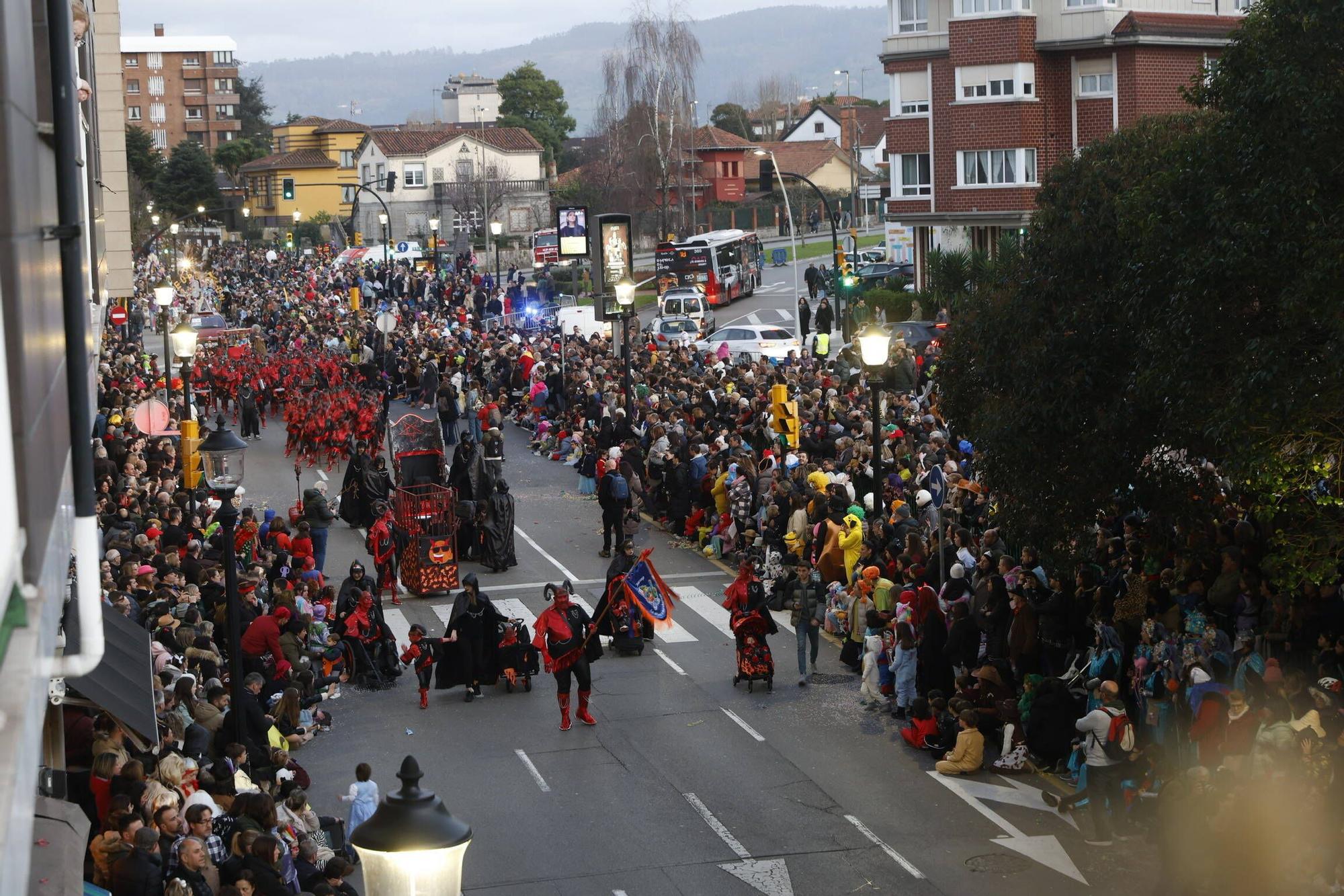 Así fue el multitudinario y espectacular desfile de Antroxu en Gijón (en imágenes)