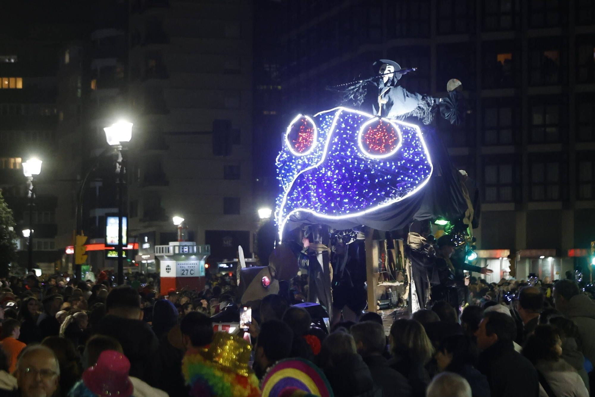 Así fue el multitudinario y espectacular desfile de Antroxu en Gijón (en imágenes)