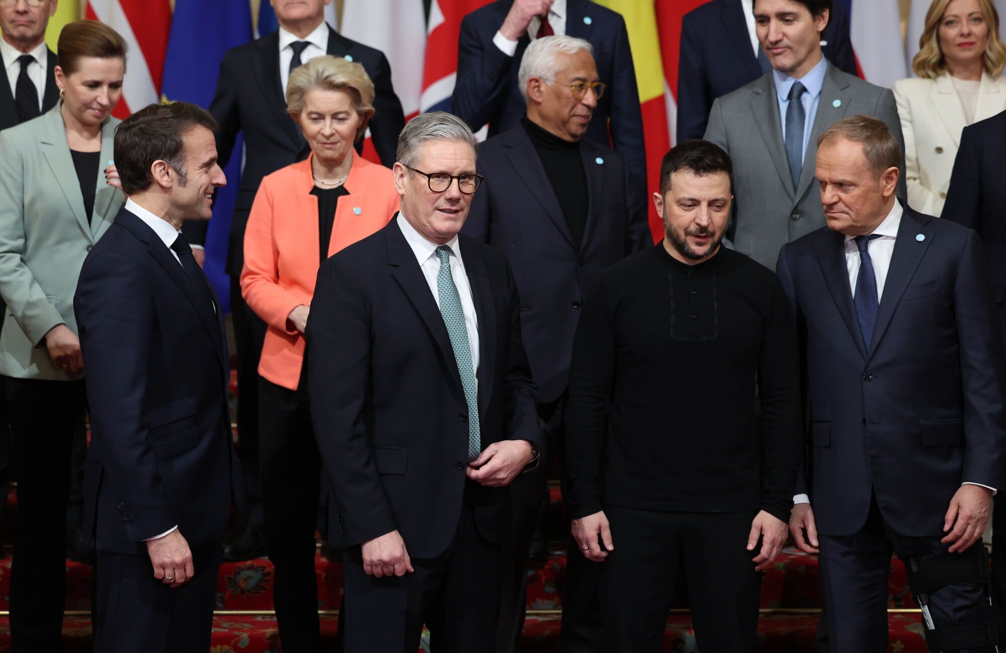 LONDON (United Kingdom), 02/03/2025.- (L-R, front row) French President Emmanuel Macron, British Prime Minister Keir Starmer, Ukrainian President Volodymyr Zelensky, Polish Prime Minister Donald Tusk, (L-R, second row), Danish Prime Minister Mette Frederiksen, President of the European Commission Ursula Von der Leyen, President of the European Council Antonio Costa, Canadian Prime Minister Justin Trudeau, and Italy’s Prime Minister Giorgia Meloni (R, back) gather for a family photo ahead of the plenary meeting during a summit on Ukraine, at Lancaster House in London, Britain, 02 March 2025. The British prime minister is hosting a summit of European leaders in London to discuss the ongoing war in Ukraine.  (Ucrania, Reino Unido, Londres) EFE/EPA/NEIL HALL/POOL