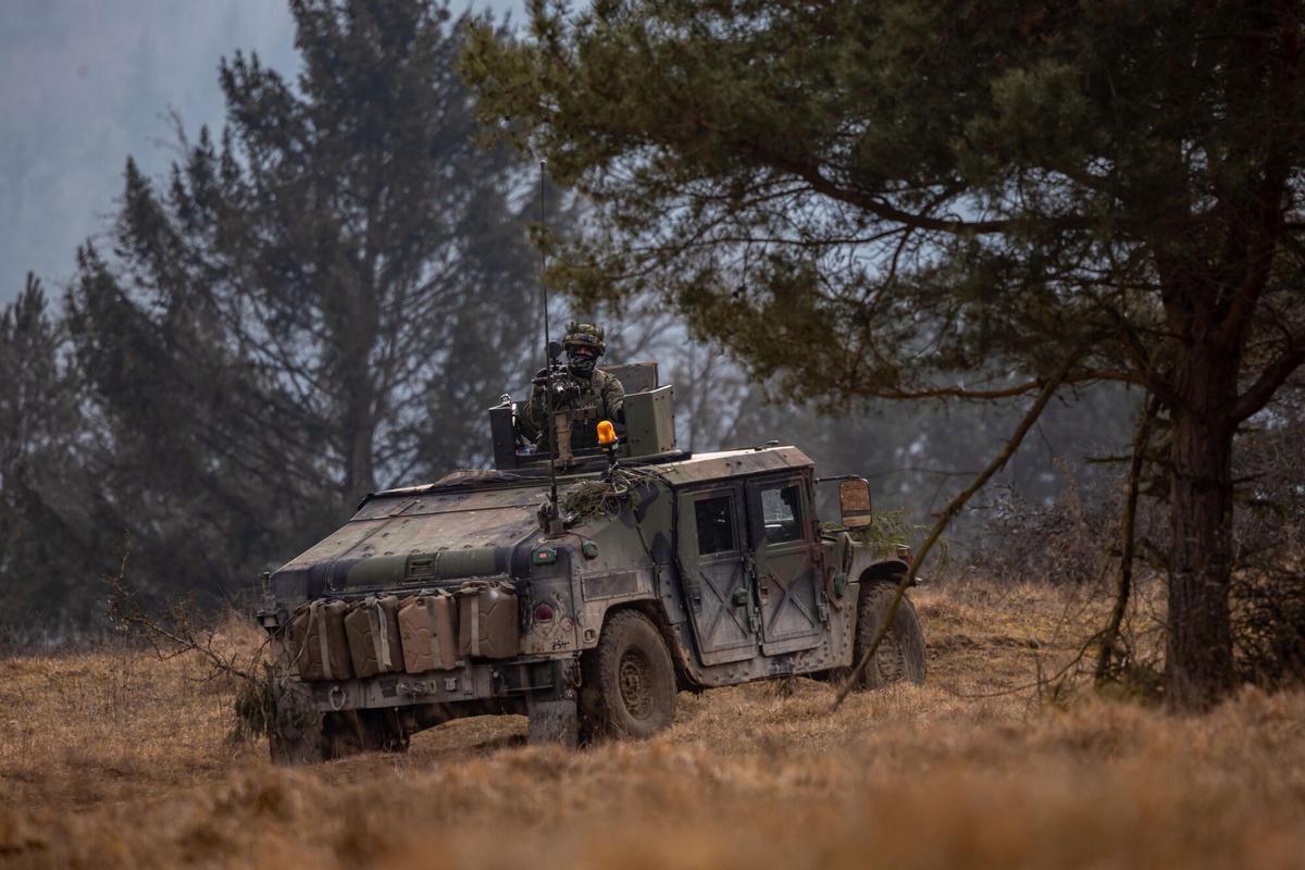 Hohenfels (Germany), 03/02/2025.- Greek soldiers attend the Combined Resolve 25-1 military exercise in Hohenfels, Germany, 03 February 2025. The Combined Resolve 25-1, a US Army exercise with NATO Allies and partners, is held from from 17 January to 16 February 2025 at the US Army's Hohenfels training area. Approximately 4,000 participants are involved in the exercise, with Poland's 11th Armoured Cavalry Division operating as the High Command. Exercise is a recurring exercise designed by the U.S. Army Europe - Africa to prepare a multinational brigade for support of NATO deterrence initiatives and overall readiness of Allies and partners in a dynamic security environment. Allied and partner nations participating in Combined Resolve 25-1 are Albania, Armenia, Belgium, Georgia, Greece, Italy, Kosovo, Lithuania, Moldova, North Macedonia, Norway, Poland, Slovakia, Spain, the United States, and the United Kingdom. (Bélgica, Alemania, Grecia, Italia, Lituania, Moldavia, Noruega, Polonia, Eslovaquia, España, Reino Unido, Estados Unidos) EFE/EPA/MARTIN DIVISEK ATTENTION: This Image is part of a PHOTO SET. ATTENTION: This Image is part of a PHOTO SET