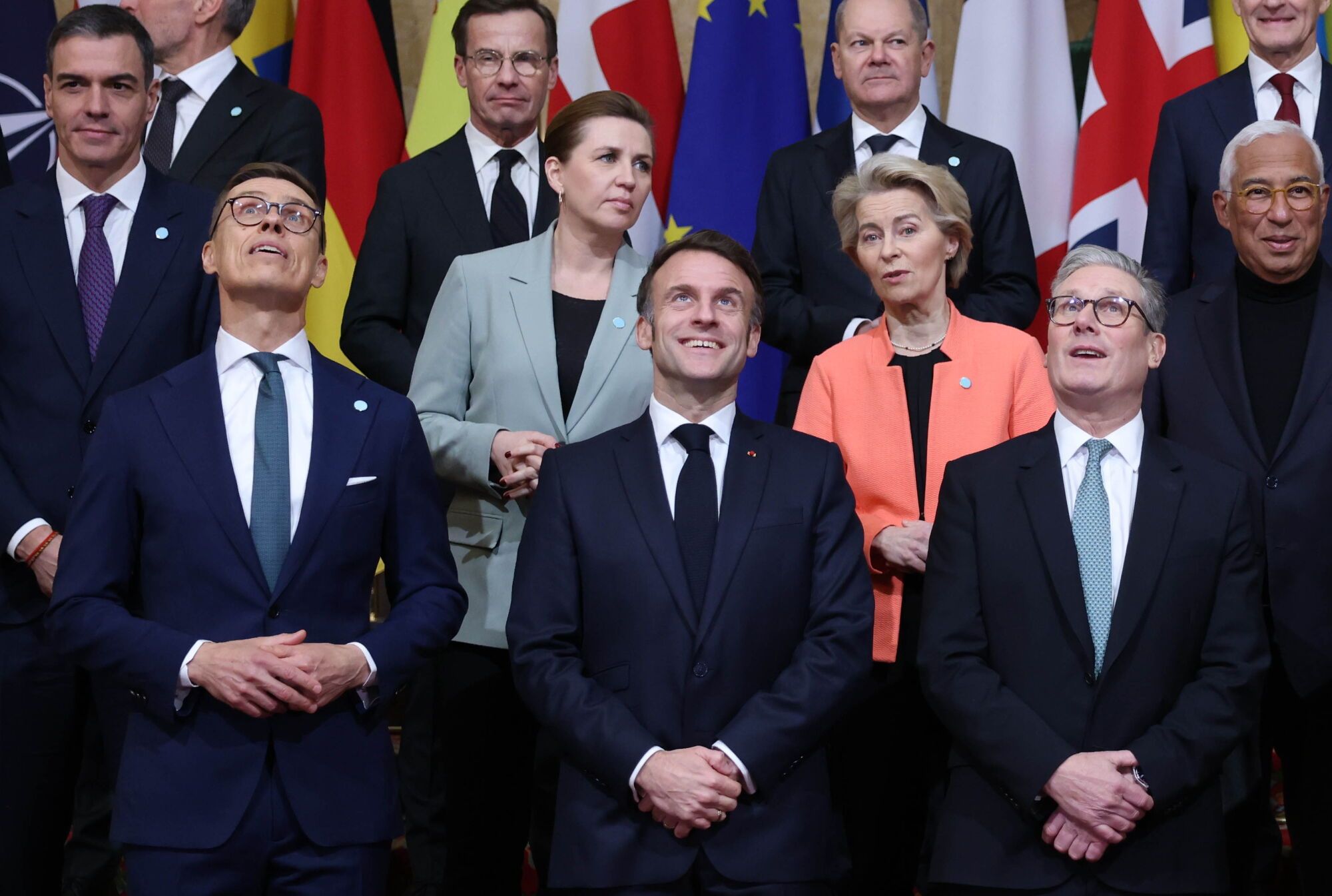 LONDON (United Kingdom), 02/03/2025.- (L-R, front row) Finnish President Alexander Stubb, French President Emmanuel Macron, British Prime Minister Keir Starmer, (L-R, second row) Spain's Prime Minister Pedro Sanchez, Danish Prime Minister Mette Frederiksen, President of the European Commission Ursula Von der Leyen, President of the European Council Antonio Costa, (L-R, third row) Swedish Prime Minister Ulf Kristersson, German Chancellor Olaf Scholz, pose for a family photo ahead of the plenary meeting during a summit on Ukraine, at Lancaster House in London, Britain, 02 March 2025. The British prime minister is hosting a summit of European leaders in London to discuss the ongoing war in Ukraine. (España, Ucrania, Reino Unido, Londres) EFE/EPA/NEIL HALL/POOL