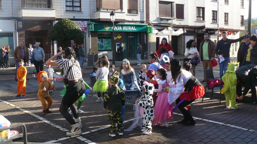 Arriondas se rinde a un Carnaval lleno de originalidad, fantasía y humor