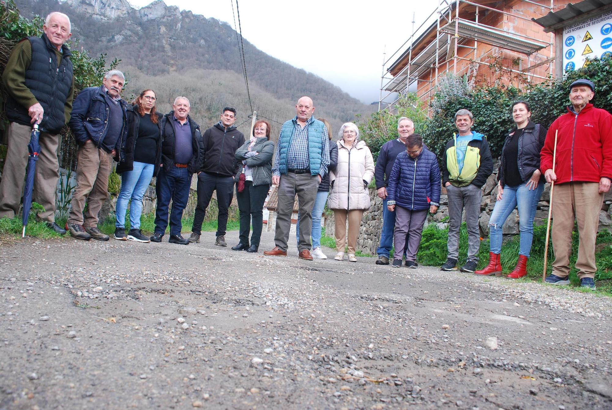 Los vecinos exigen arreglar la carretera Abiegos (ponga)