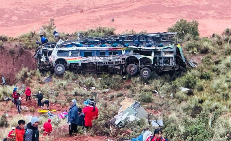 Un autobús se precipita por un barranco tras chocar con un vehículo y deja al menos 31 muertos en Bolivia