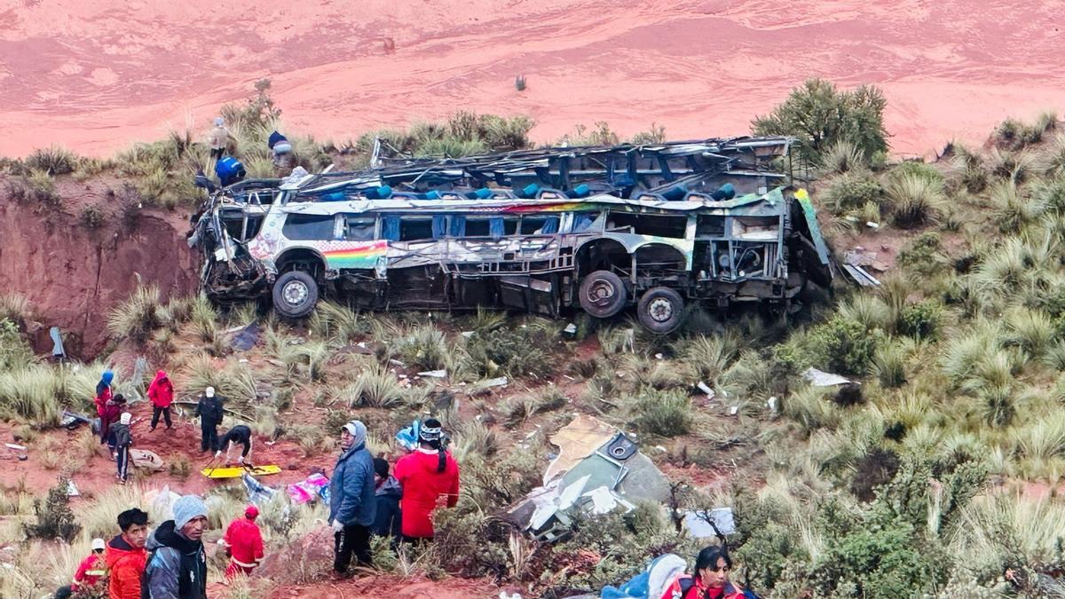 Un autobús se precipita por un barranco tras chocar con un vehículo y deja al menos 31 muertos en Bolivia