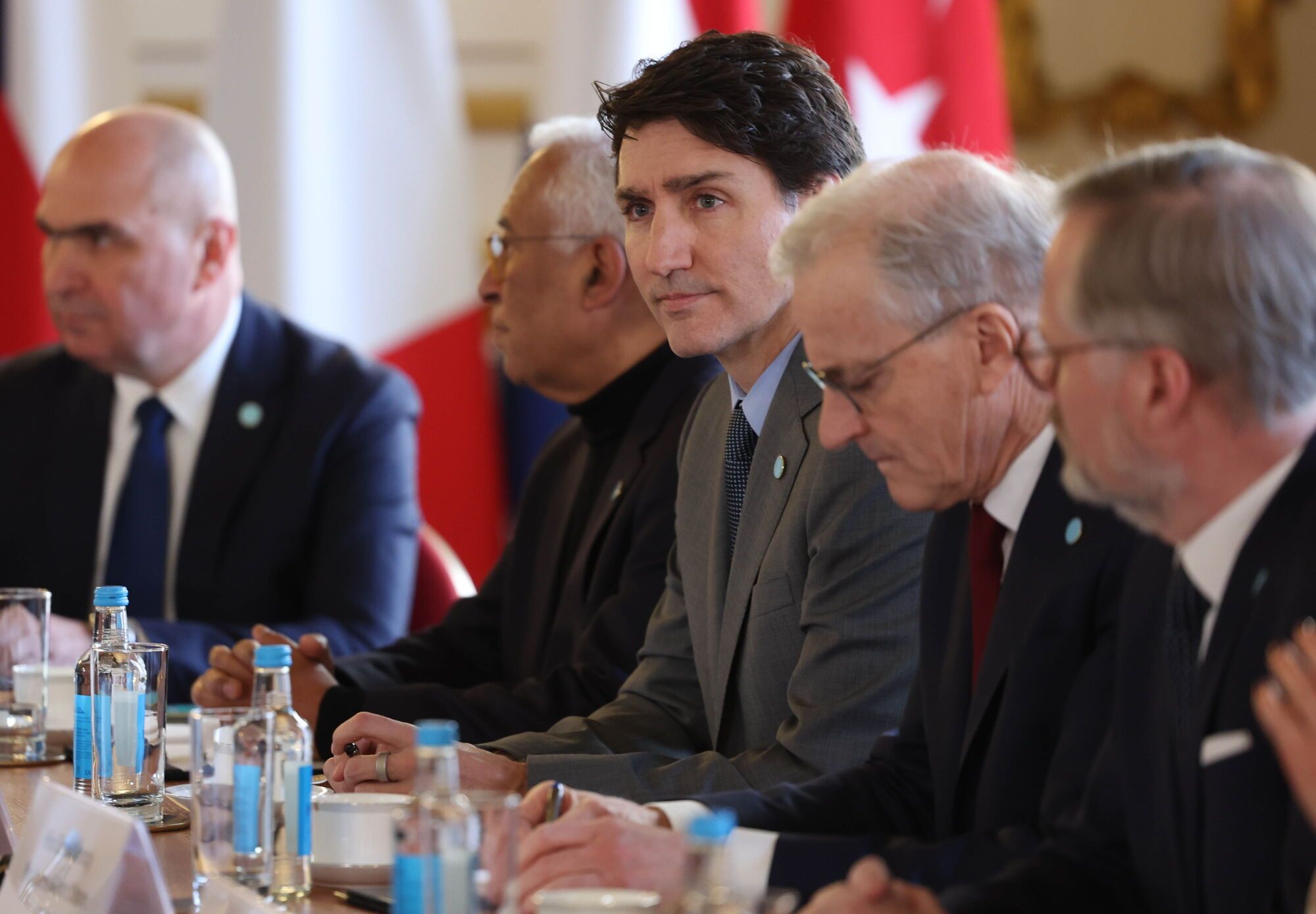 LONDON (United Kingdom), 02/03/2025.- (L-R) Romania's interim President Ilie Bolojan, President of the European Council Antonio Costa, Canadian Prime Minister Justin Trudeau, Norwegian Prime Minister Jonas Gahr Store and Prime Minister of the Czech Republic Petr Fiala attend a plenary meeting as European leaders gather for a summit on Ukraine at Lancaster House in London, Britain, 02 March 2025. The British prime minister is hosting a summit of European leaders in London to discuss the ongoing war in Ukraine. (República Checa, Rumanía, Ucrania, Reino Unido, Londres) EFE/EPA/NEIL HALL/POOL