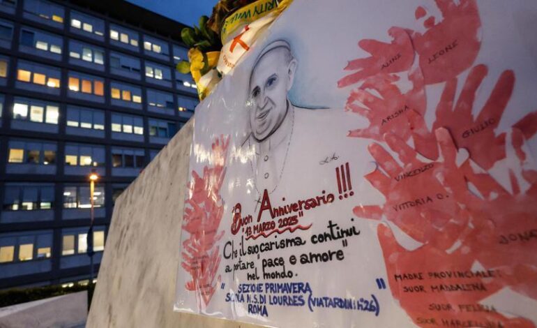 El papa Francisco pasa una noche tranquila y se espera un nuevo parte médico