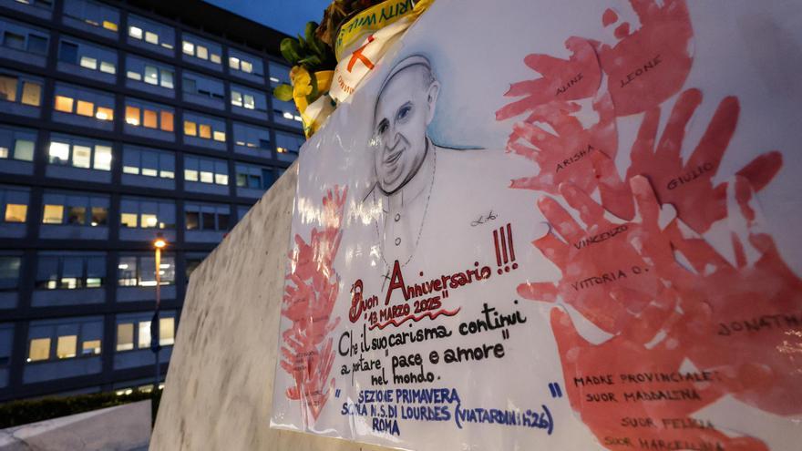 El papa Francisco pasa una noche tranquila y se espera un nuevo parte médico