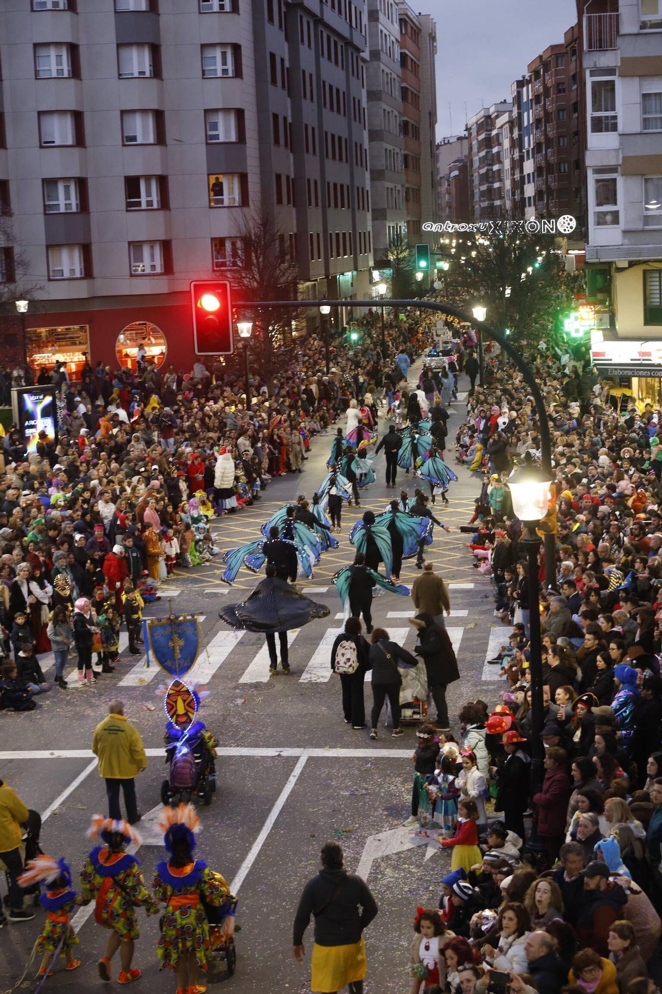 Así fue el multitudinario y espectacular desfile de Antroxu en Gijón (en imágenes)