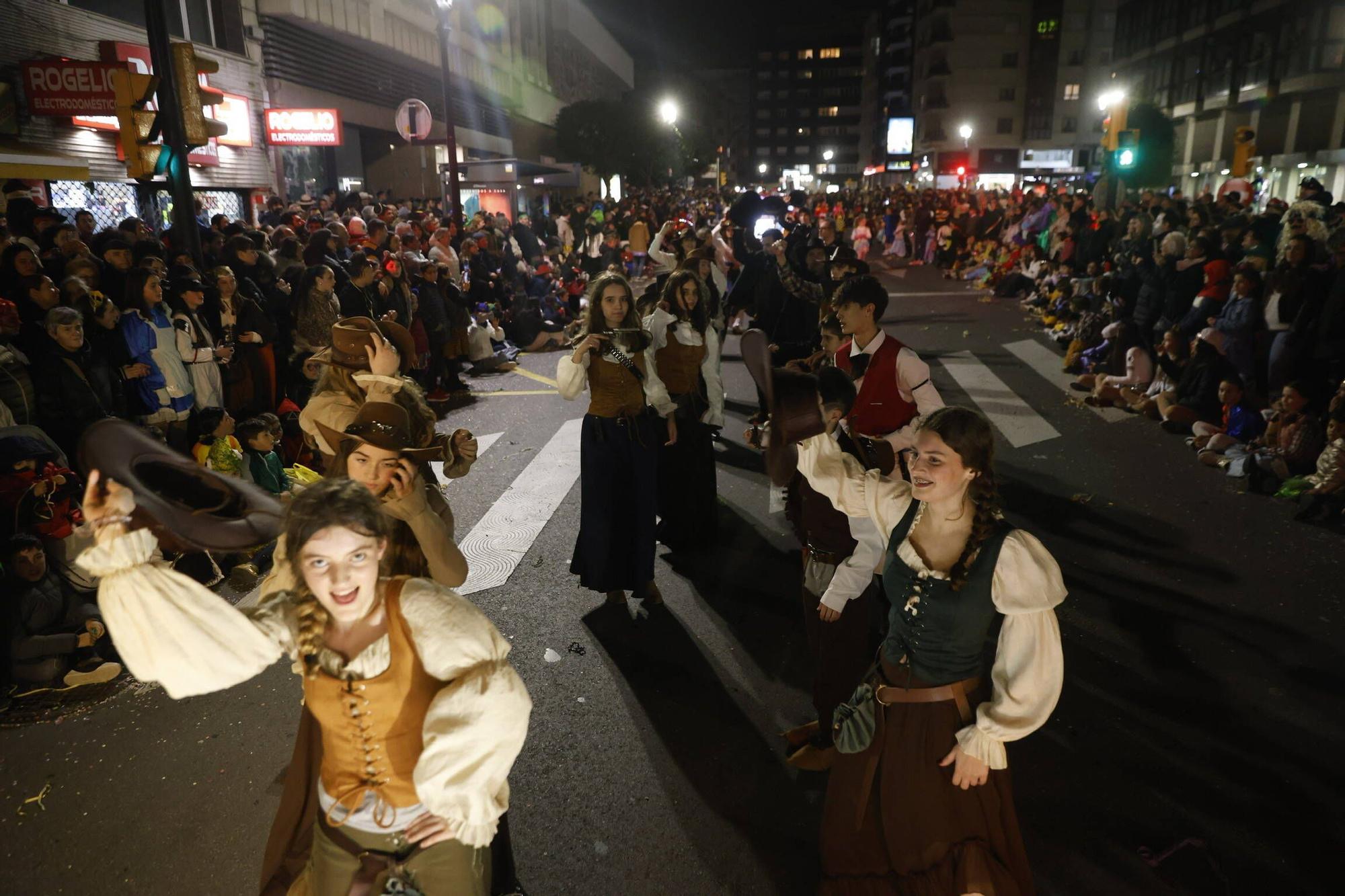 Así fue el multitudinario y espectacular desfile de Antroxu en Gijón (en imágenes)