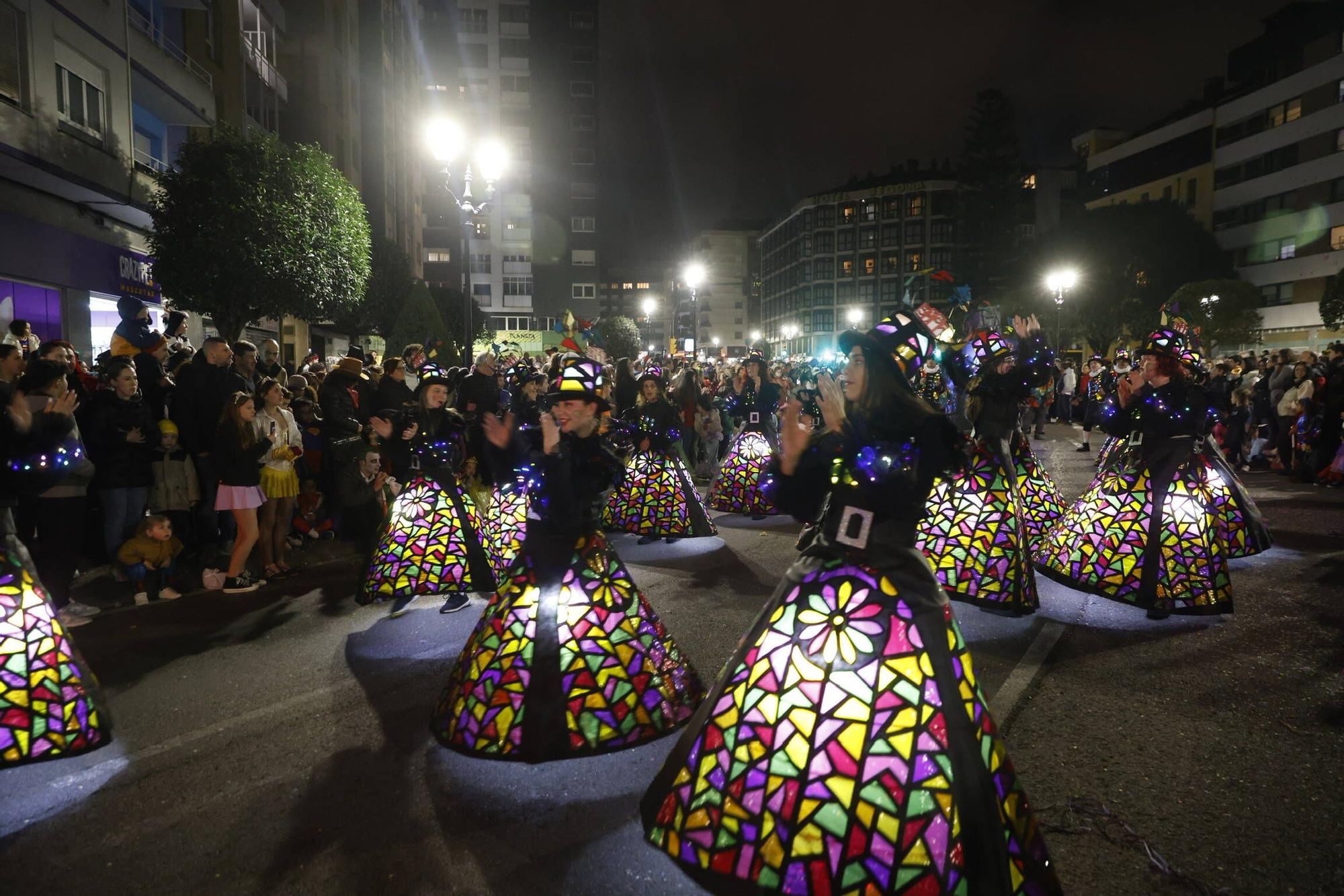 Así fue el multitudinario y espectacular desfile de Antroxu en Gijón (en imágenes)