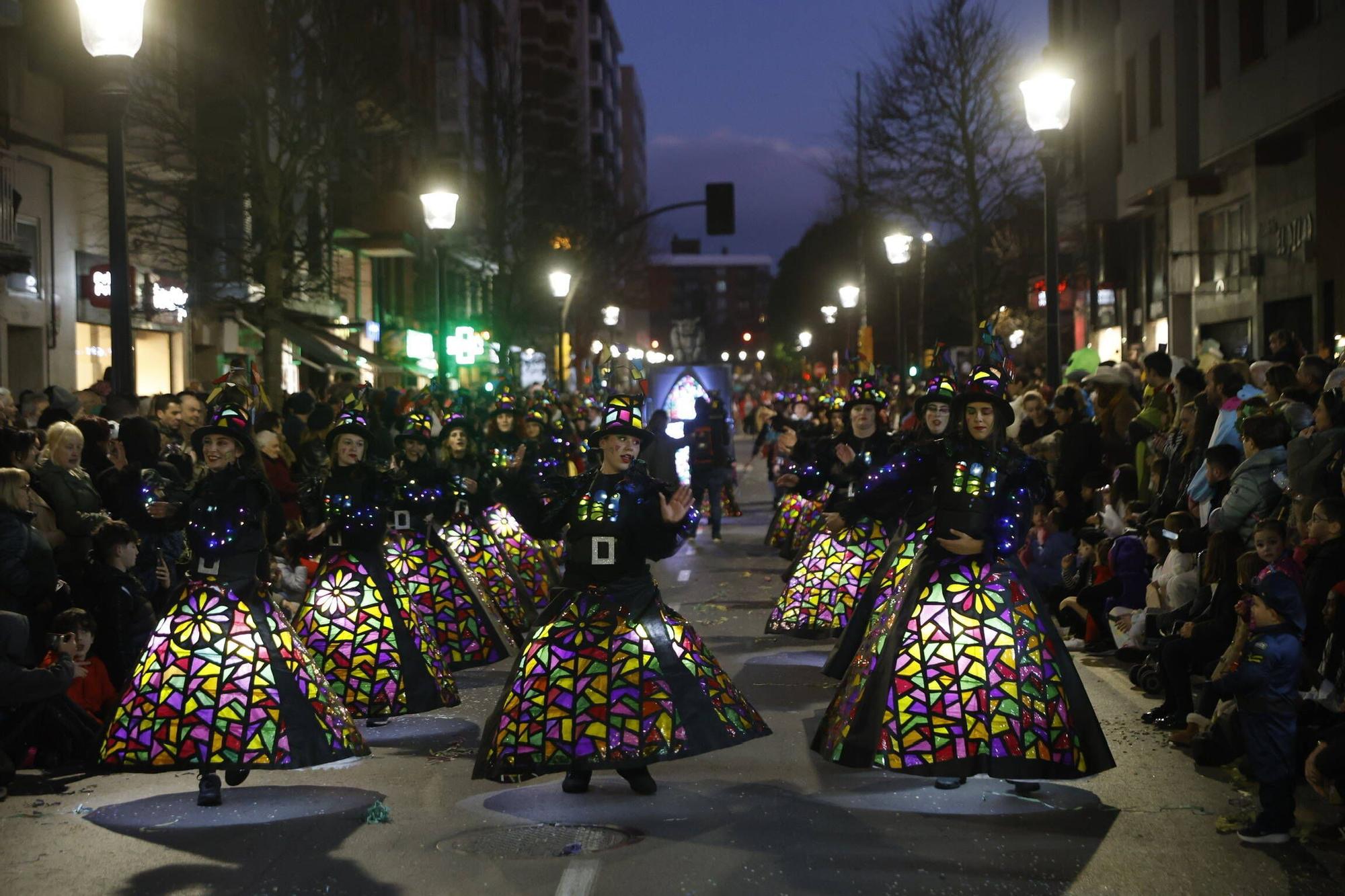 Así fue el multitudinario y espectacular desfile de Antroxu en Gijón (en imágenes)