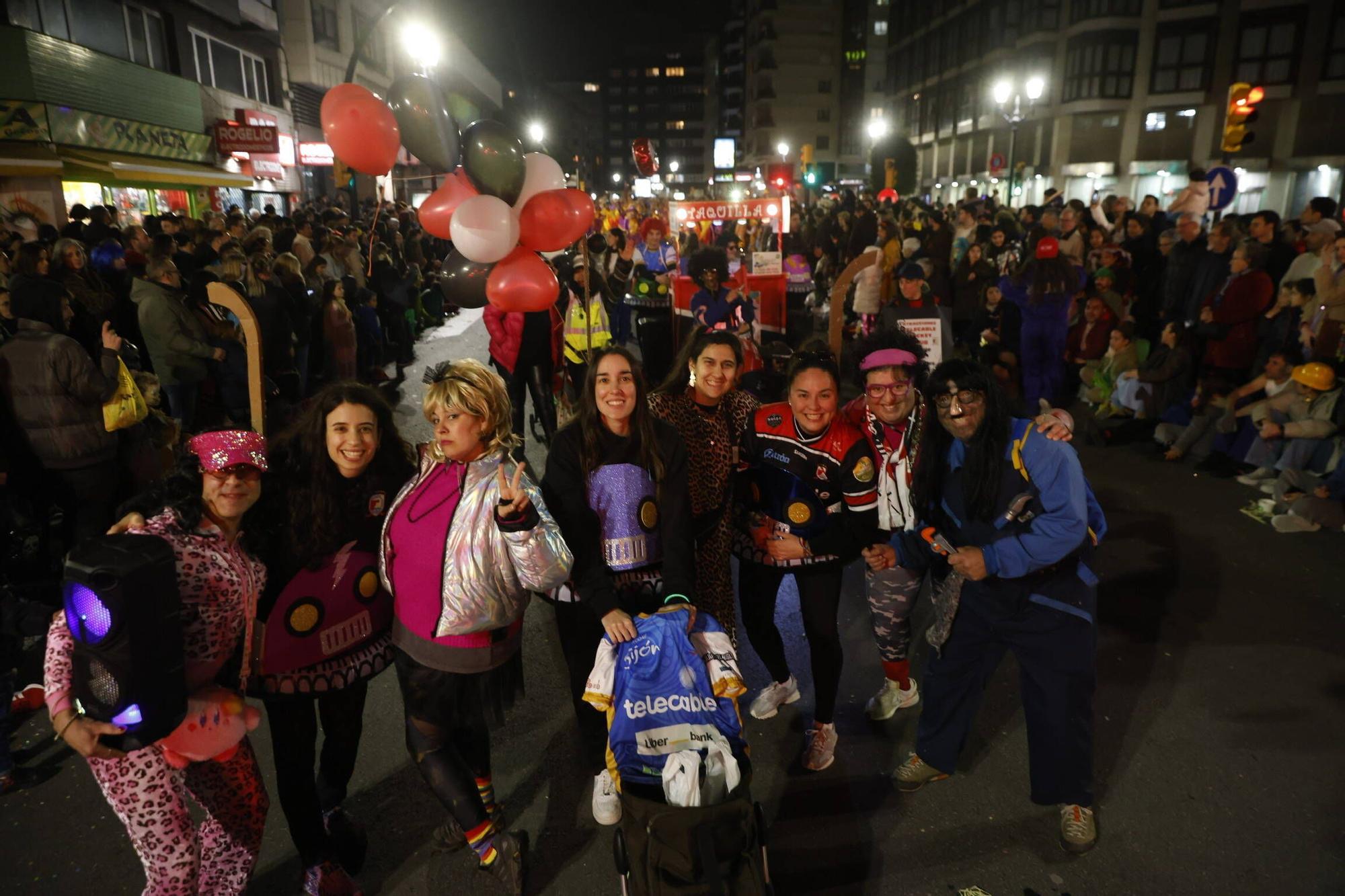 Así fue el multitudinario y espectacular desfile de Antroxu en Gijón (en imágenes)