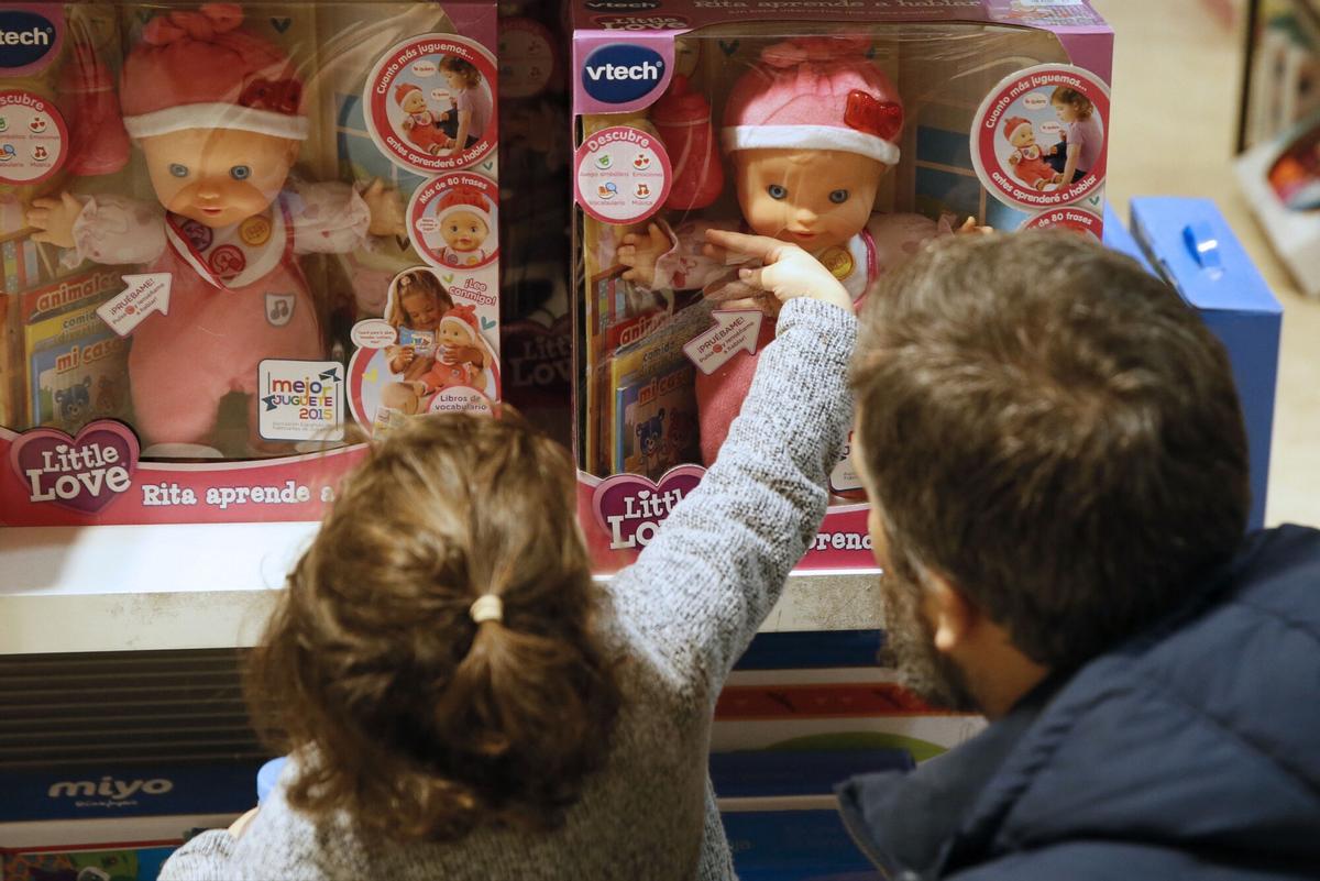 Una niña inspecciona una muñeca en una tienda de juguetes de València.GRA065. MADRID, 03/01/2017.- Dos niños observan unas muñecas en un centro comercial de Madrid. "Menos es más" es la frase utilizada por los expertos consultados por Efe para animar a los padres a evitar el exceso de regalos en el Día de Reyes con el objetivo de que los más pequeños aprendan a valorarlos y puedan disfrutarlos plenamente. En esta campaña navideña, la Asociación Española de Fabricantes de Juguetes espera recuperar las cifras de ventas anteriores a la crisis económica y alcanzar en 2016 un crecimiento del 7 por ciento con respecto a 2015. EFE/MARISCAL