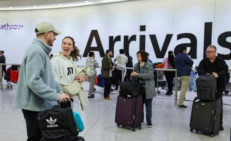 El Aeropuerto de Heathrow reanuda sus vuelos tras el cierre por un incendio en una subestación eléctrica