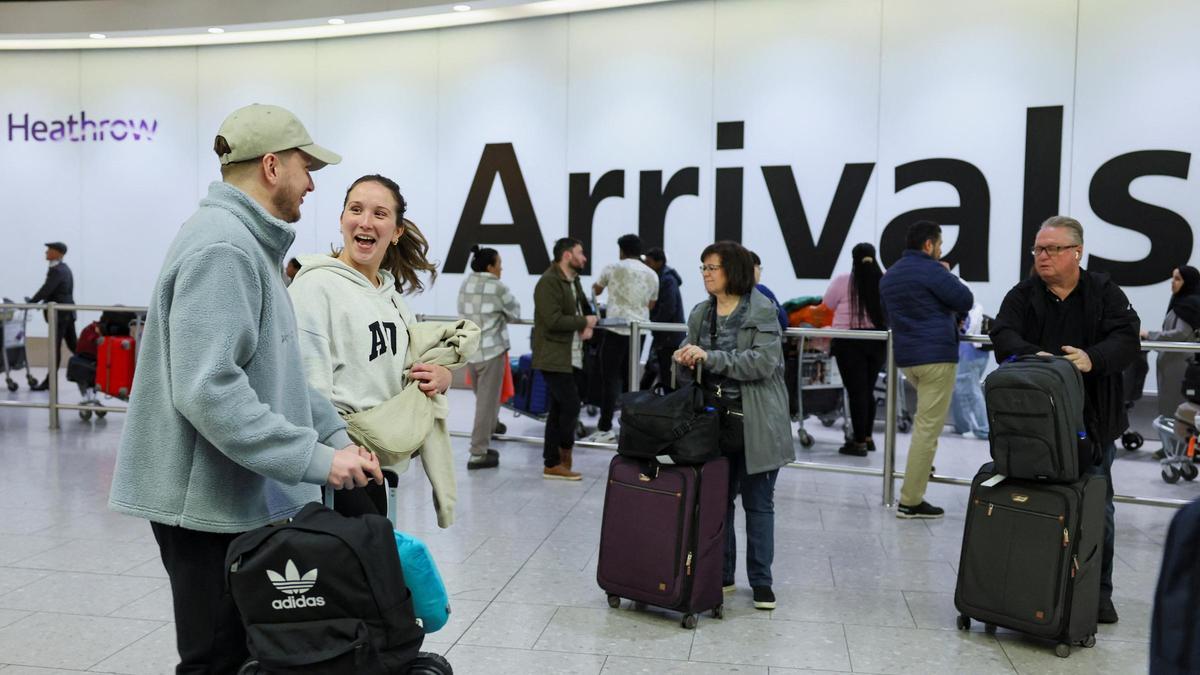 El Aeropuerto de Heathrow reanuda sus vuelos tras el cierre por un incendio en una subestación eléctrica