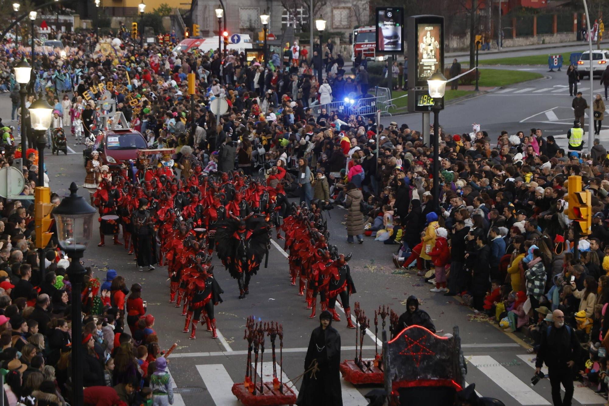 Así fue el multitudinario y espectacular desfile de Antroxu en Gijón (en imágenes)