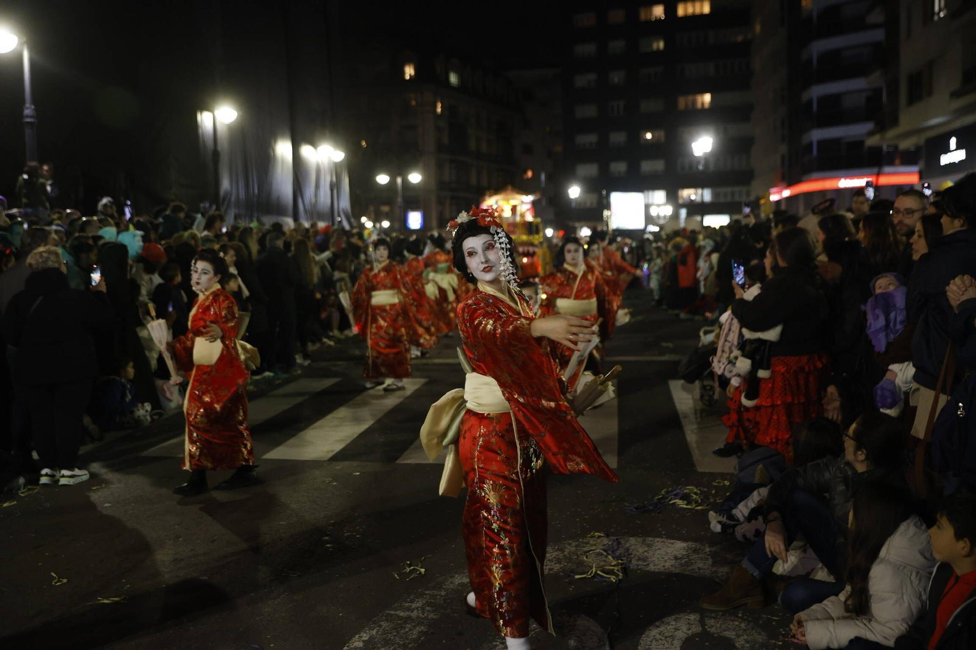 Así fue el multitudinario y espectacular desfile de Antroxu en Gijón (en imágenes)