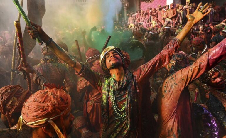 La India se baña en colores para celebrar el festival hindú de Holi