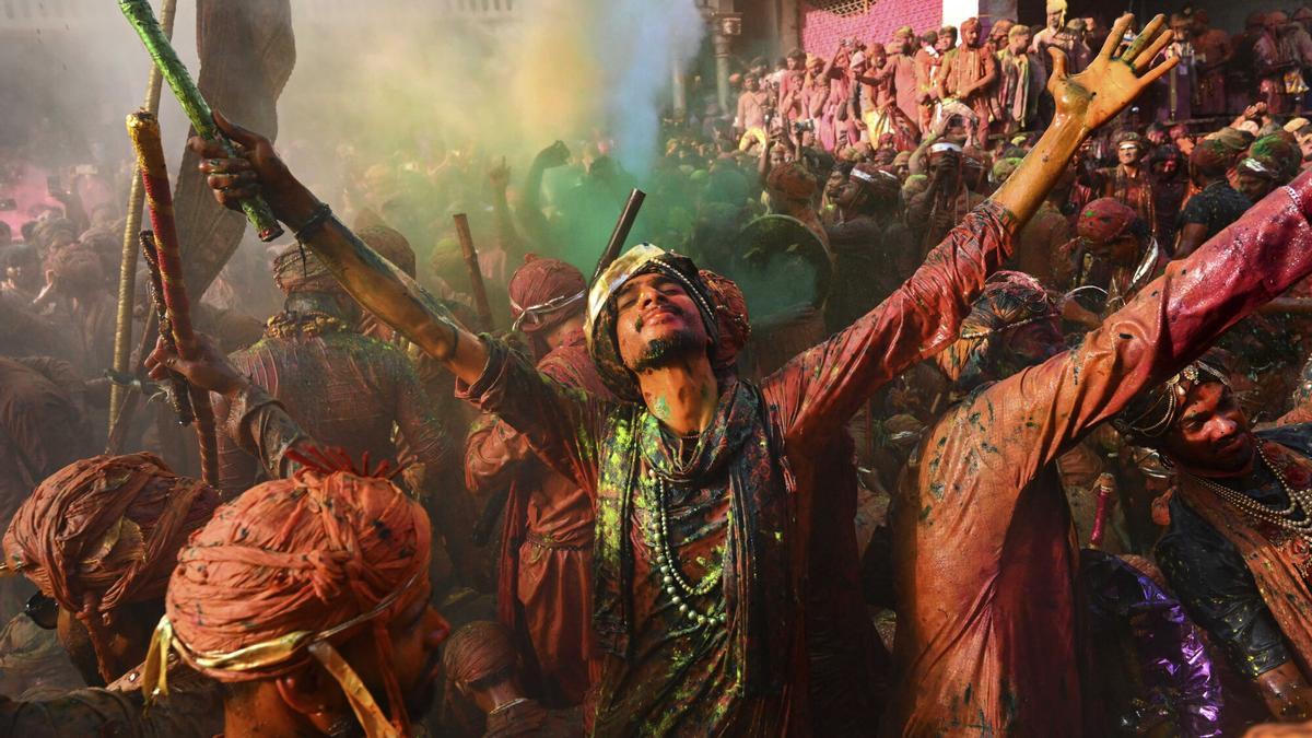 La India se baña en colores para celebrar el festival hindú de Holi