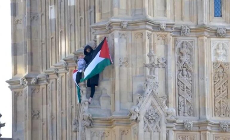 Baja del Big Ben de Londres un hombre que protestó durante 16 horas con bandera palestina