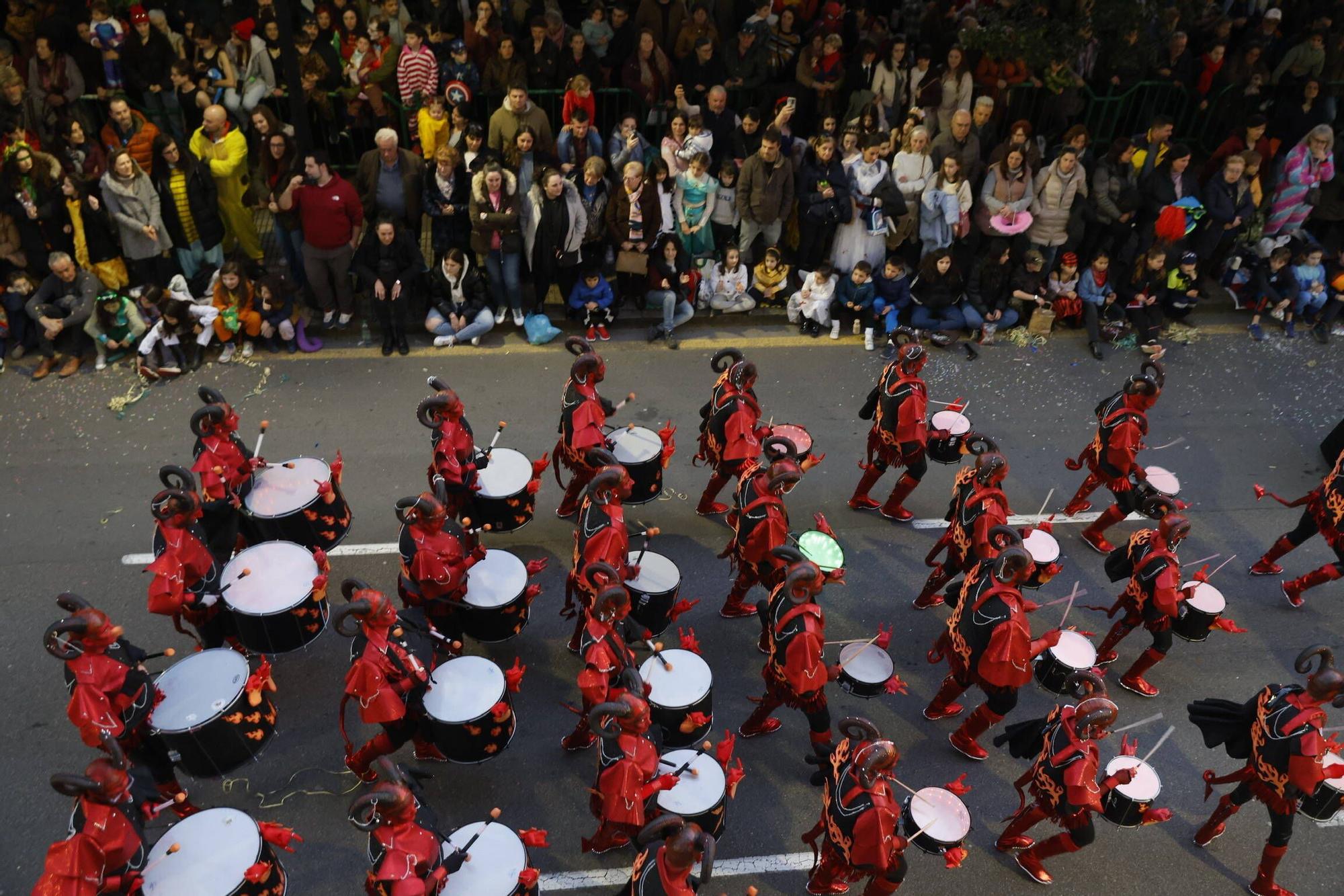 Así fue el multitudinario y espectacular desfile de Antroxu en Gijón (en imágenes)