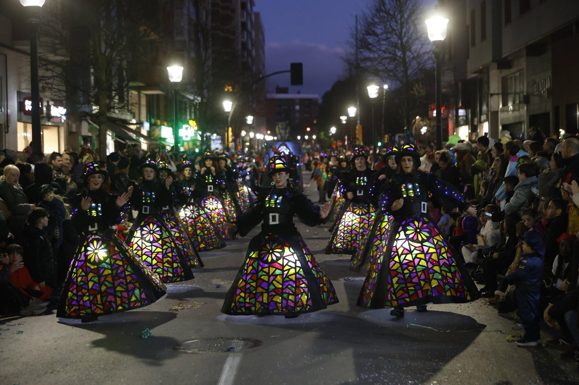 Así fue el multitudinario y espectacular desfile de Antroxu en Gijón (en imágenes)