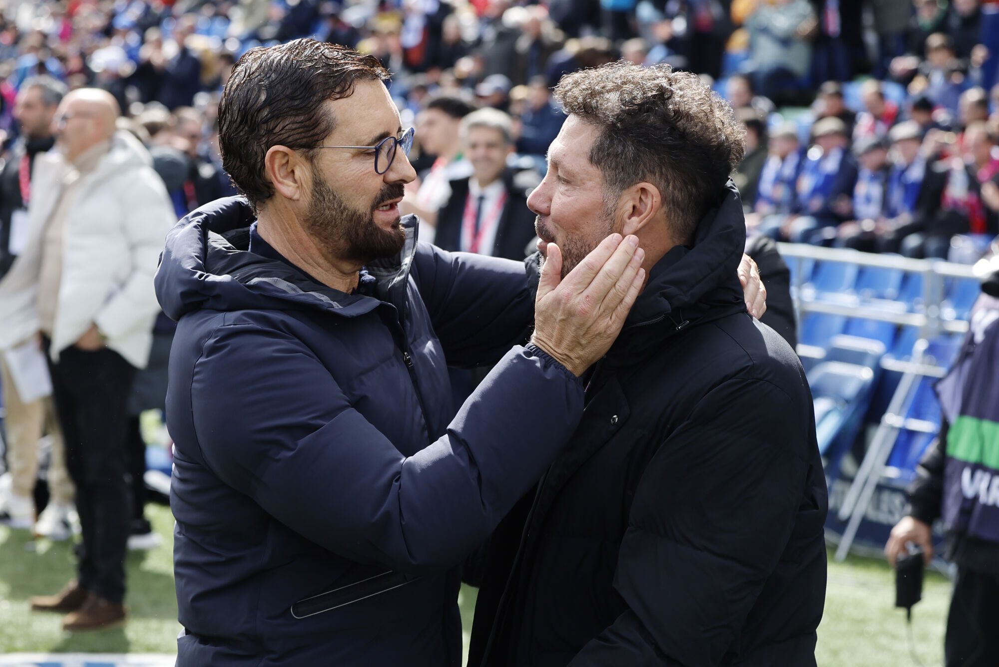 Getafe (Madrid), 09/03/2025.- El entrenador de Getafe, José Bordalás (I), saluda al del Atlético de Madrid Diego Simeone (D) antes del comienzo del partido del día 27 de la liga que juegan contra Getafe, este domingo en el estadio Getafe Colisum. Efe/Sergio Peréz