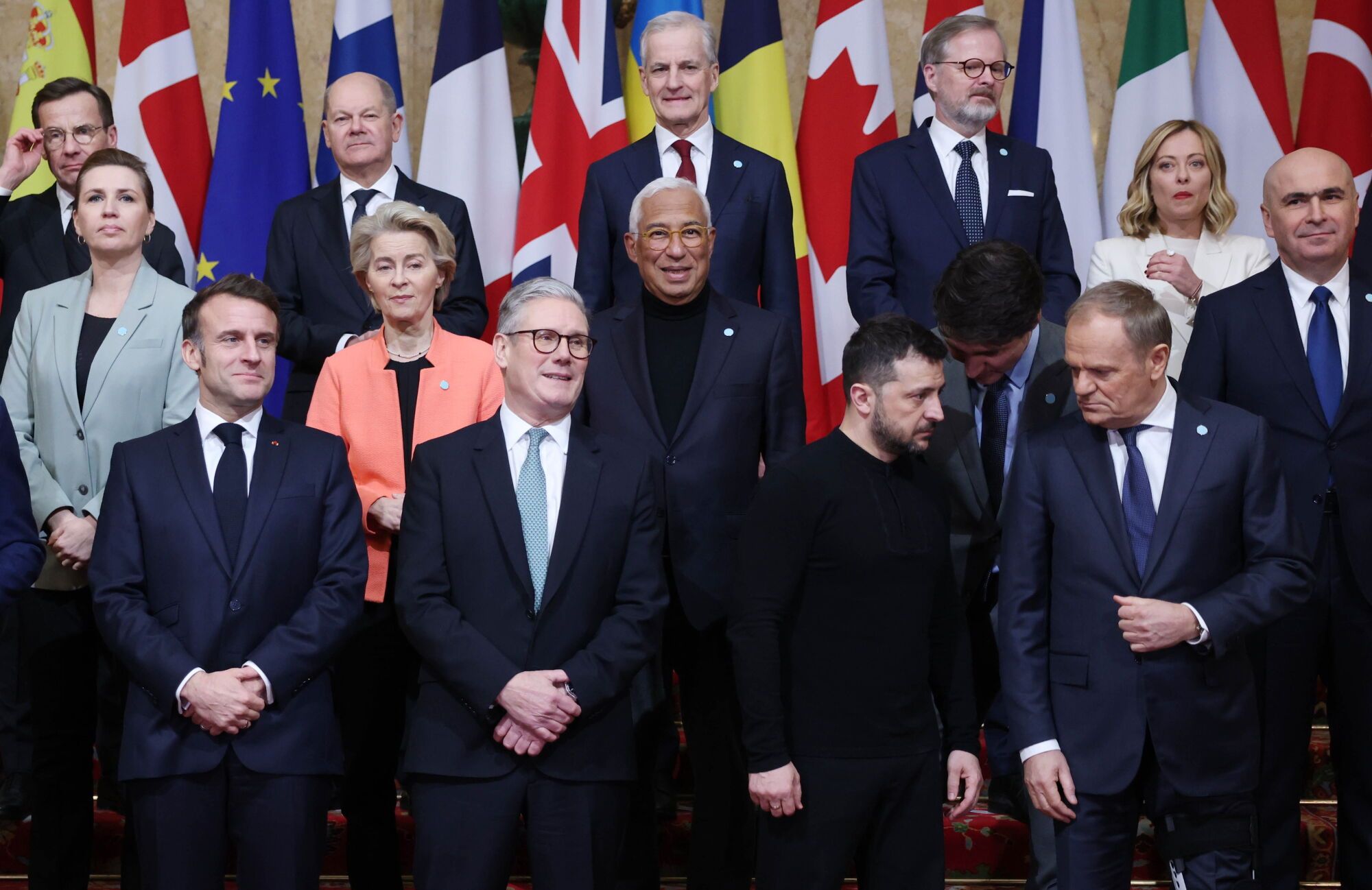 LONDON (United Kingdom), 02/03/2025.- (L-R, front row) French President Emmanuel Macron, British Prime Minister Keir Starmer, Ukrainian President Volodymyr Zelensky, Polish Prime Minister Donald Tusk, (L-R, second row) Danish Prime Minister Mette Frederiksen, President of the European Commission Ursula Von der Leyen, President of the European Council Antonio Costa, Canadian Prime Minister Justin Trudeau, Romania's interim President Ilie Bolojan, (L-R, third row) Swedish Prime Minister Ulf Kristersson, German Chancellor Olaf Scholz, Norwegian Prime Minister Jonas Gahr Store, Prime Minister of the Czech Republic Petr Fiala, Italy’s Prime Minister Giorgia Meloni, pose for a family photo ahead of the plenary meeting during a summit on Ukraine, at Lancaster House in London, Britain, 02 March 2025. The British prime minister is hosting a summit of European leaders in London to discuss the ongoing war in Ukraine.  (República Checa, Rumanía, Ucrania, Reino Unido, Londres) EFE/EPA/NEIL HALL/POOL