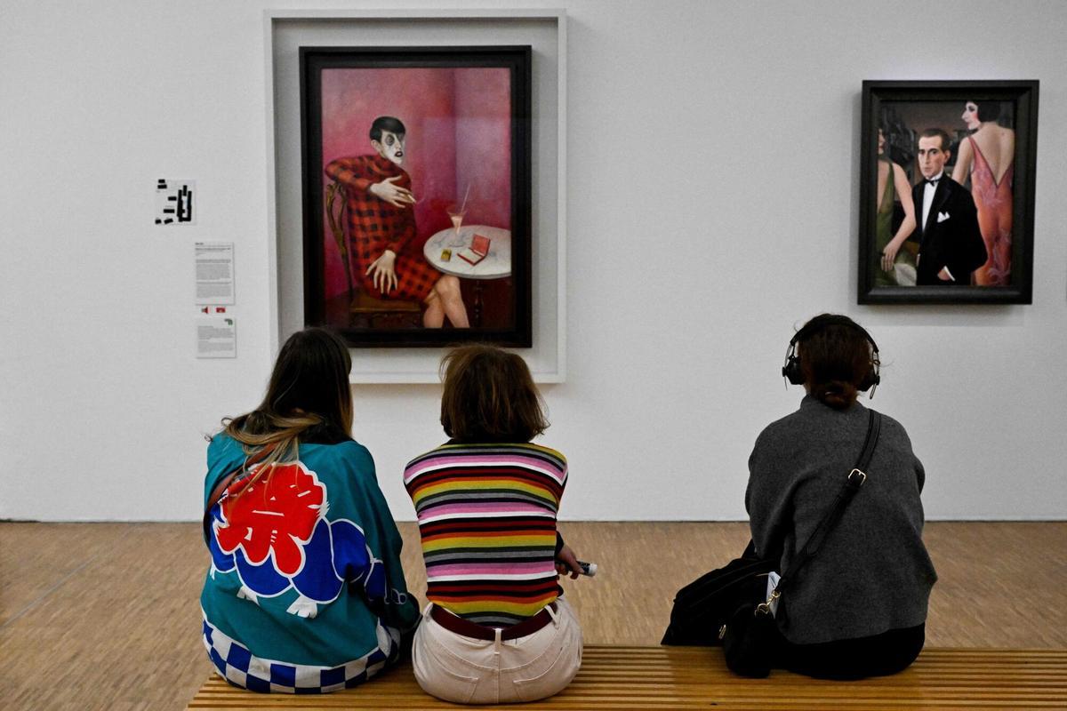 Los visitantes observan 'Bildnis der Journalistin Sylvia von Harden', del artista alemán Otto Dix, dentro de la colección permanente del Centre national d'art et de culture Georges-Pompidou (Centro Pompidou) en París, el 8 de marzo de 2025