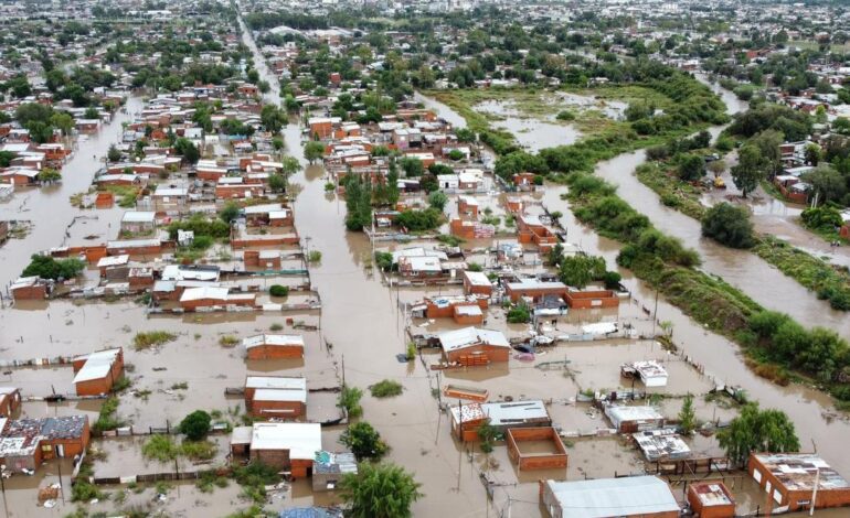 Un temporal sin precedentes azota Bahía Blanca, una de las principales ciudades argentinas, y causa al menos 13 muertos