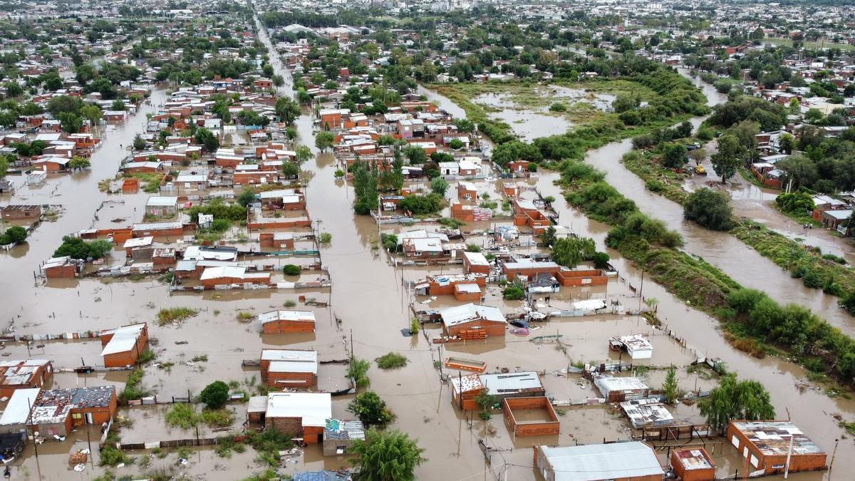 Un temporal sin precedentes azota Bahía Blanca, una de las principales ciudades argentinas, y causa al menos 13 muertos