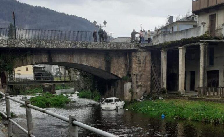 VÍDEO: Aparatoso accidente en Navelgas: un coche cae al río en pleno centro de la localidad (y el conductor sale ileso)