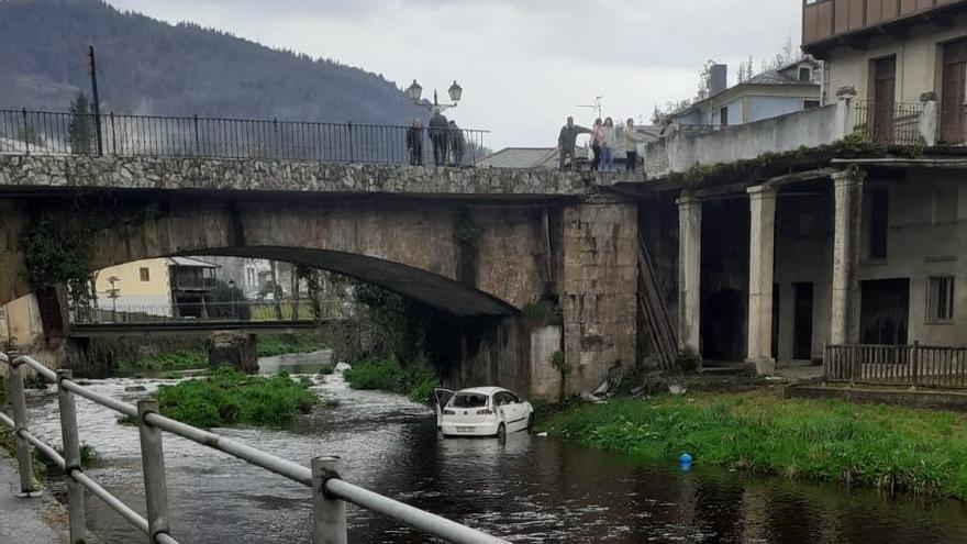 VÍDEO: Aparatoso accidente en Navelgas: un coche cae al río en pleno centro de la localidad (y el conductor sale ileso)