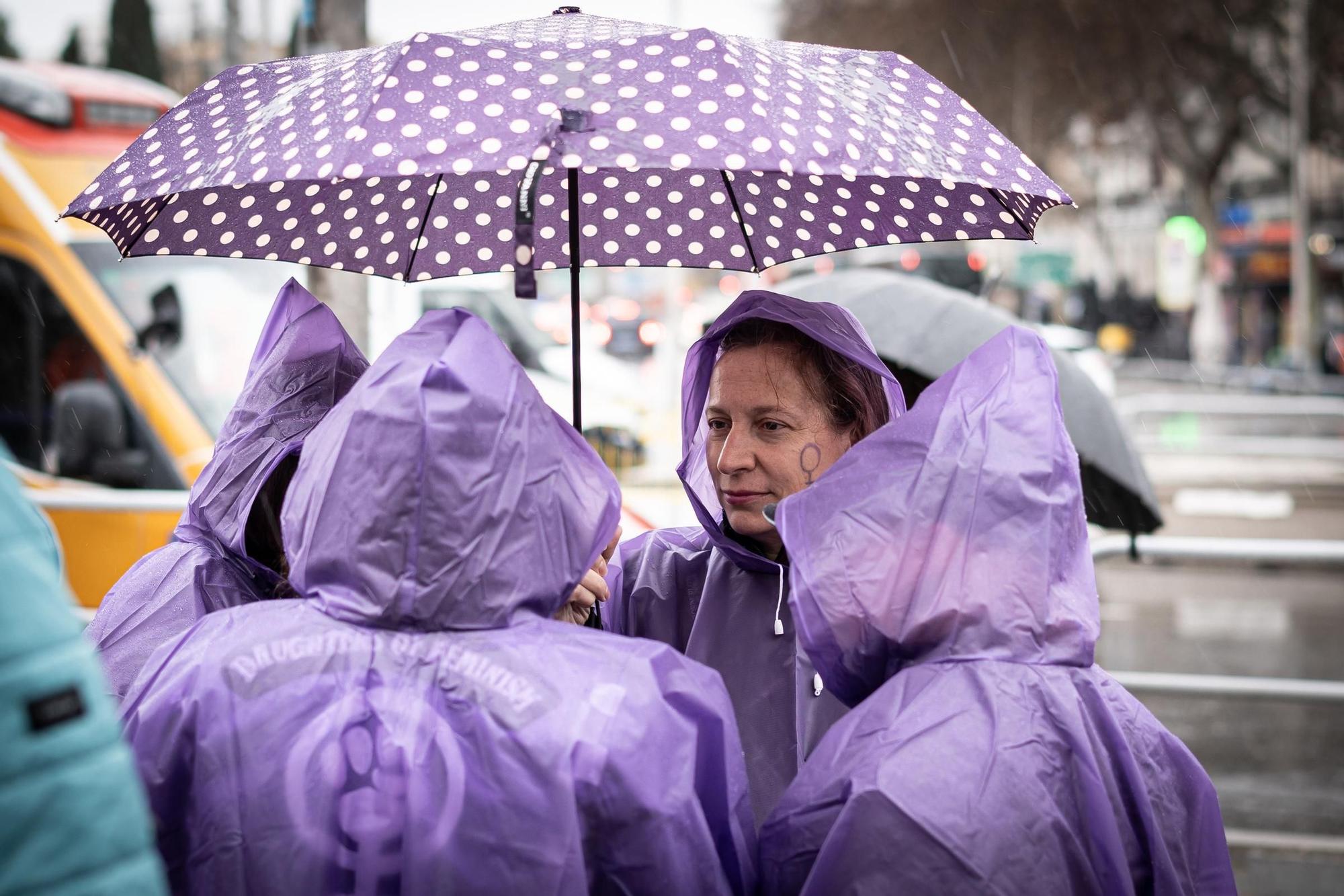 Varias personas durante la manifestación convocada por la Comisión 8M para el Día de la Mujer, 8 de marzo de 2025, en Madrid (España). La marzo del 8 de marzo, convocada con motivo del Día Internacional de la Mujer, que se celebra hoy, el 8 de marzo, tiene